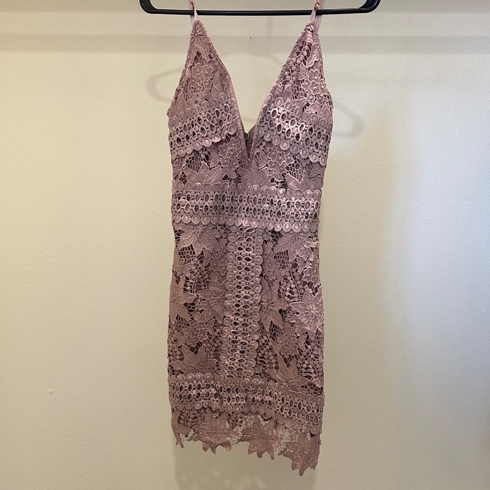 Chic Lace V-Neck Mini Dress in Dusty Pink
